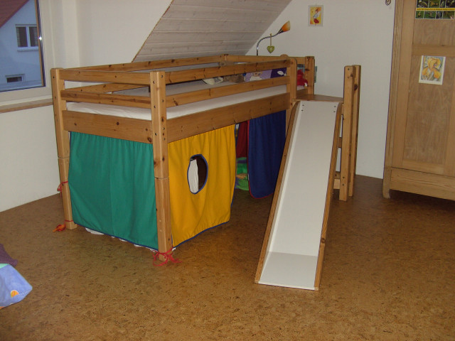 Spielbett mit Rutsche - Baby und Kind - Kissing