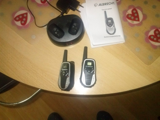 Biete an,1Top Funkgeräte Set+Tischladegerät. - Telekommunikation - Essen