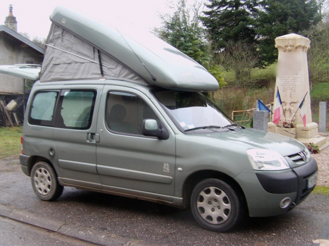 Peugeot Partner mit kompletter Wohn- und Kücheneinrichtung zu verkaufen - Camping - Frankreich (Lothringen, Nähe von NANCY)