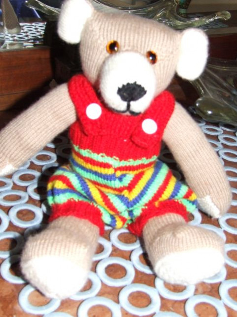 TEDDYBÄR mit lustig gestreifter Latzhose Handarbeit Neu - Sammlungen - Wien