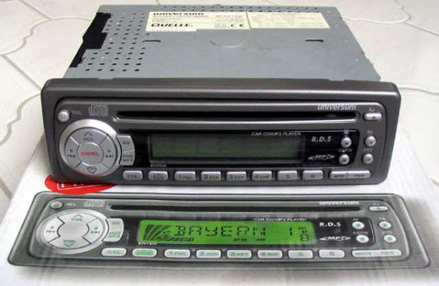 Stereo Autoradio mit CD/MP3-Player von Universum - Autos nach Marken - Dresden