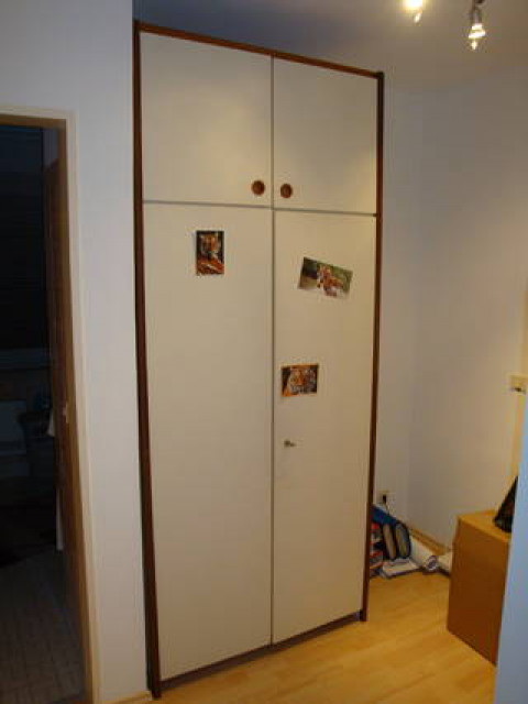 Hoher, weißer Kleiderschrank abzugeben - Moebel Haushalt - München