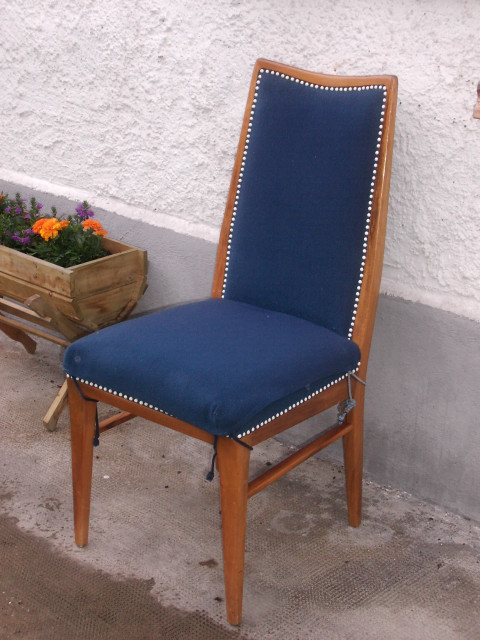 Vier sehr elegante Speisezimmer-Stühle, Massivholz mit blauem Stoffbezug! - Moebel Haushalt - Wolfratshausen