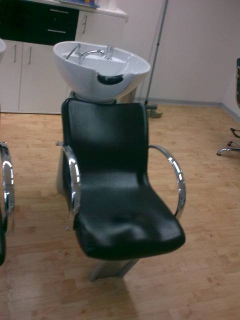 Exclusives Rückwärtswaschbecken mit Stuhl aus Studioauflösung abzugeben - Moebel Haushalt - Passau