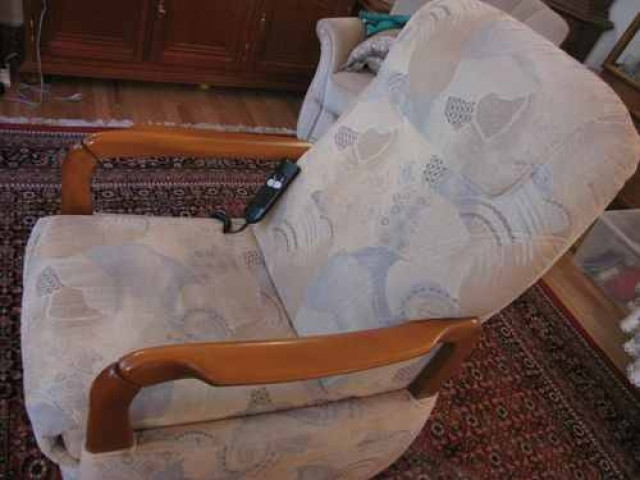 Fast neuer Fernsehsessel, elektrisch von Cumulus, NP 899,00 €, Transp. mögl.  - Moebel Haushalt - Berlin
