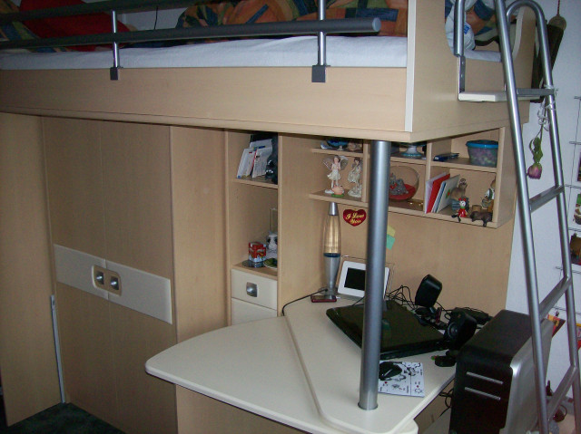 Hochbett mit Schrank, schreibtisch und Madratze zu verkaufen! - Autos nach Marken - bielefeld