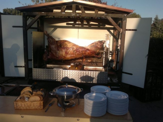 Spanferkel am Spiess vom Grillprofi zubereitet - Essen Trinken Genuss - Struppen