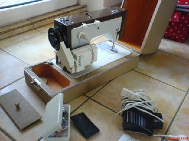 DDR Nähmaschine kostenlos / zuverschenken - Hobby Spiele - Kiel