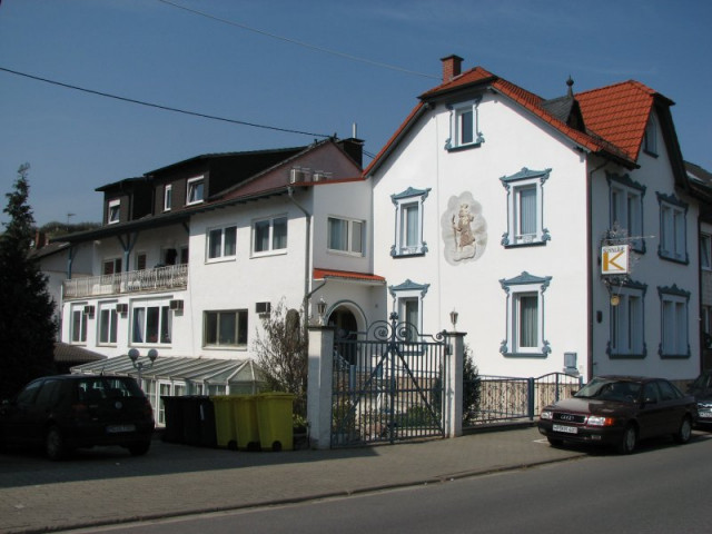 Villa mit Gewerbekomplex und 4 separaten Mietwohnungen - Immobilien - Nackenheim