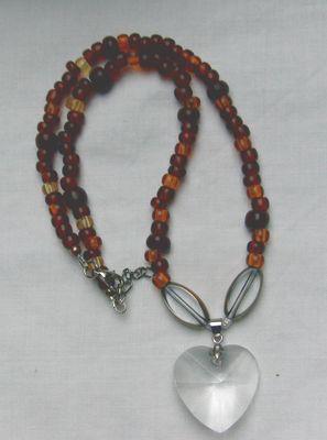 Attraktive Rocaillekette mit Herzanhänger - Kleidung Schmuck Accessoires - Stemmen