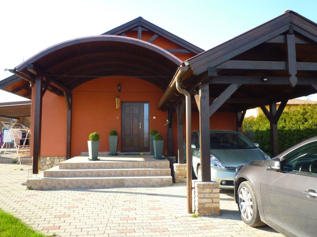 Familienhaus mit 1700 qm Grundstück - Immobilien - Ungarn