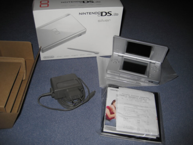 Nintendo DS Lite silber wie NEU - Hobby Spiele - Berlin