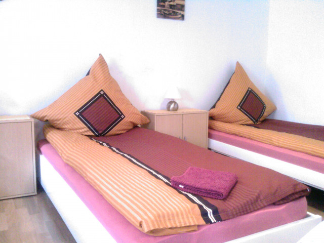 Zimmer zu vermieten ab 10 € pro Person u. Nacht Tel. 0151 15662588 Raum: Frankfu - Vermietungen - Niederdorfelden
