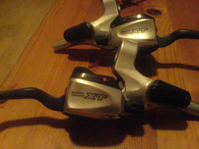 Shimano Deore XT Bremsen mit Öldruck Schaltsystem compakt - Fahrraeder - halle