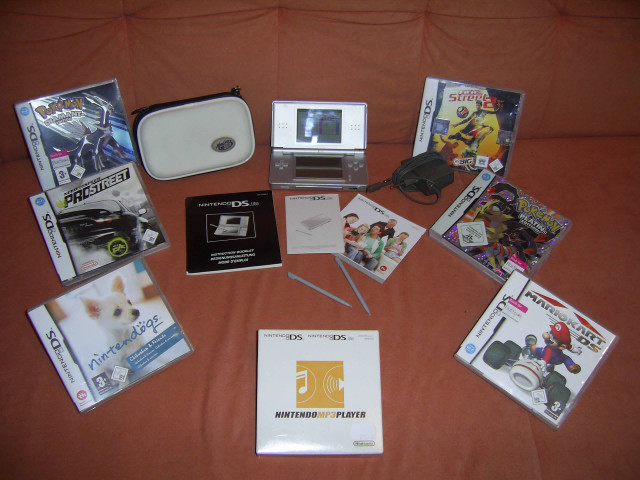 Nintendo DS Lite in silber+6Spiele und weiße Ledertasche - Hobby Spiele - Kassel