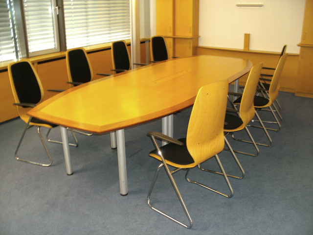 Besprechungstisch mit 8 Besprechungsstühlen  - Handwerk Hausbau Garten - Singen