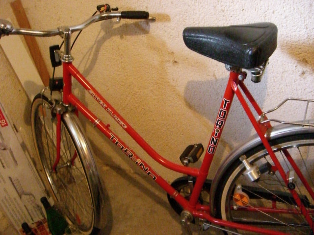 Guterhaltenes 28   Damenfahrrad in Rot abzugeben - Fahrraeder - München