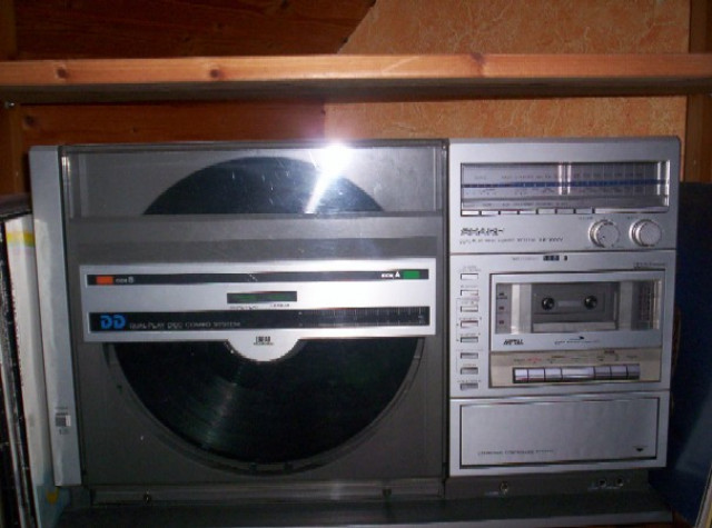 Plattenspieler mit Kassettendeck und Radio von Sharp - Tv Hifi Video Audio - Windeck-Au