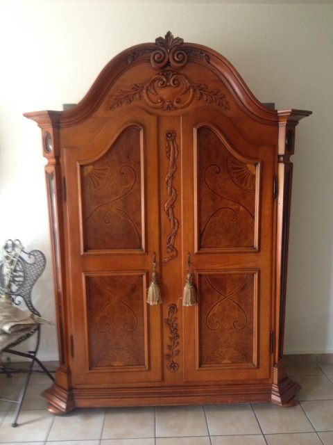 Exklusiver Schrank im besonderen Stil mit Intarsien und Schnitzereien - Handwerk Hausbau Garten - Willich