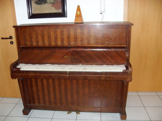 Biete ein Markenklavier in einem sehr gutem Zustand - Musik - Leipzig